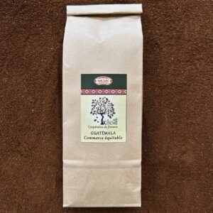 Café du Guatemala Kitché – MOULU, café biologique et équitable du Quiché, cultivé par une coopérative de femmes mayas, aux notes de cacao, amande et fruits rouges.