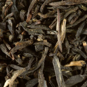 Thé noir fumé Dammann – Smokey Crocodile, corsé et puissant, tasse ambrée aux arômes riches et subtils, idéal pour accords gourmands